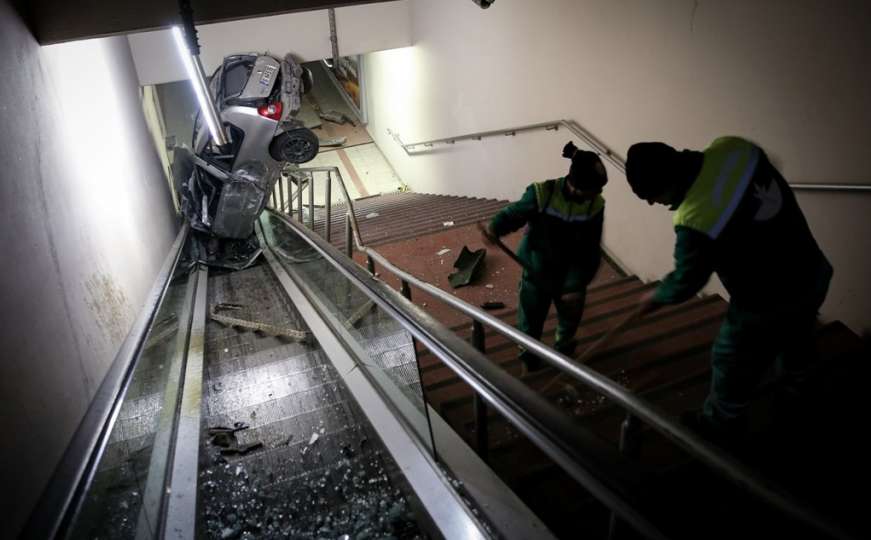 Nesvakidašnja nesreća: Vozilom završio na stepeništu metro stanice